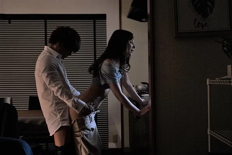 Tiền bối đi làm ăn, cậu nhân viên đến nhà đụ bà xã ông ấy