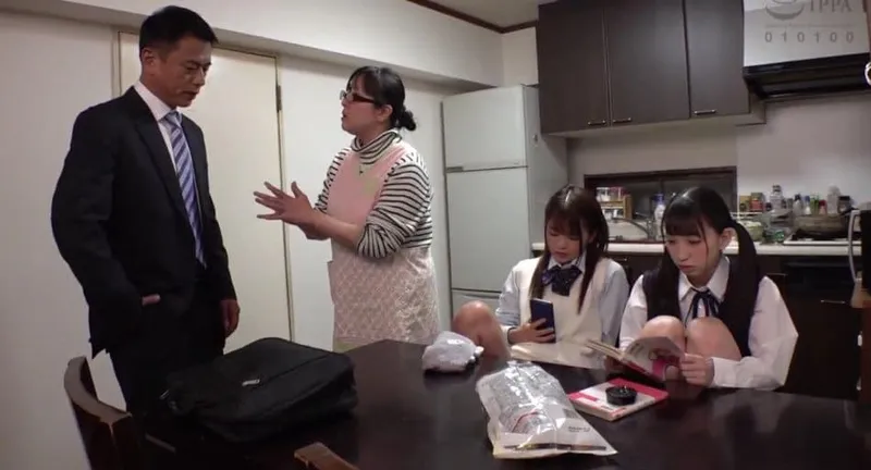 Ngày đầu gặp mặt bố dượng đã chịch 2 trân châu riêng của vợ