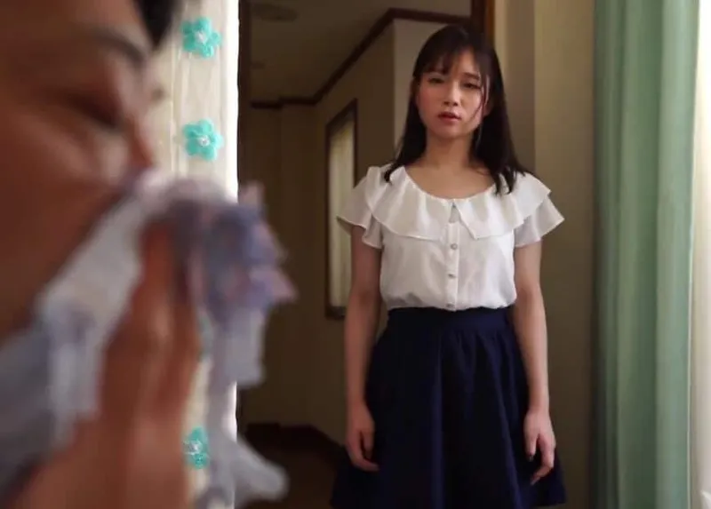 Búp bê phát hiện bố dượng biến thái ngửi đồ lót của mình