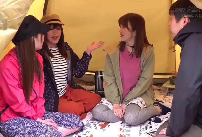 Chuyện lạ đời, anh xã thay bà xã đi cắm trại với mấy cô bạn của vợ yêu ở khu phố…